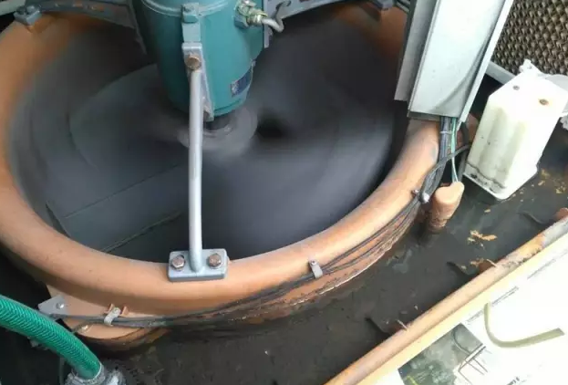 環(huán)?？照{(diào)底盤長期未清洗形成厚厚的污垢