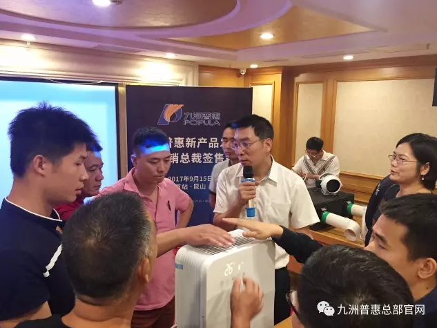 現(xiàn)場(chǎng)經(jīng)銷商對(duì)新產(chǎn)品充滿興趣 現(xiàn)場(chǎng)經(jīng)銷商對(duì)新產(chǎn)品充滿興趣