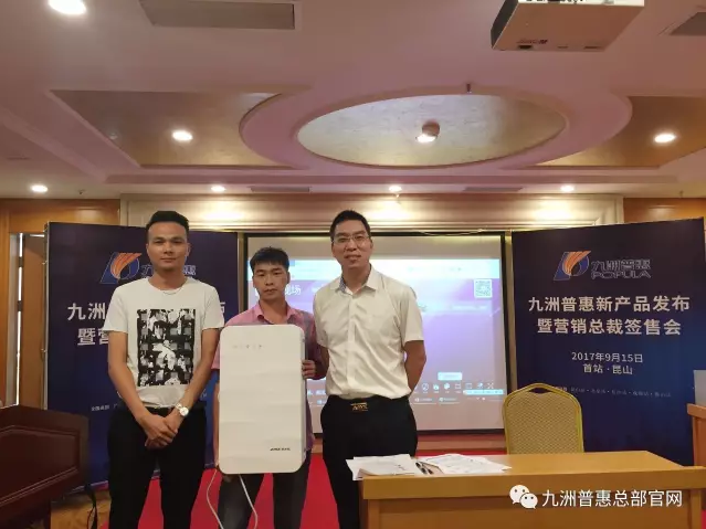 抽獎(jiǎng)活動(dòng)幸運(yùn)觀眾與頒獎(jiǎng)嘉賓合影 抽獎(jiǎng)活動(dòng)幸運(yùn)觀眾與頒獎(jiǎng)嘉賓合影