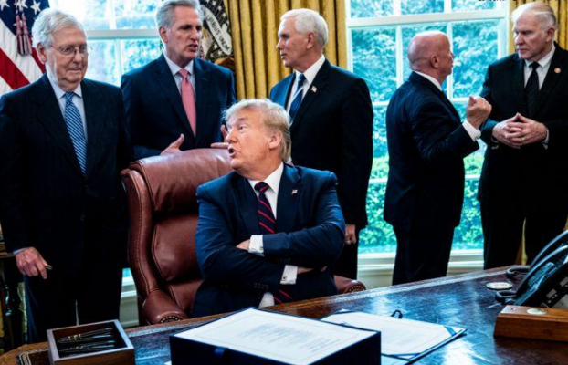 特朗普周五在白宮舉行的法案簽署儀式上。